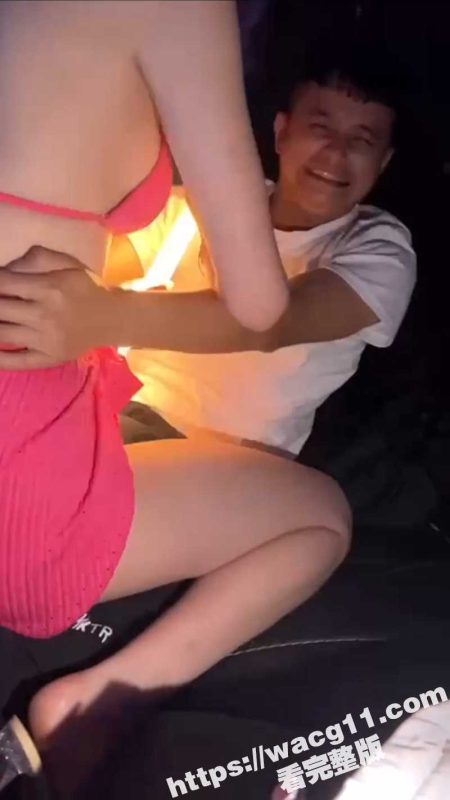 夜店低俗色情互动 大哥乐的都嘴都合不上了 就这极品身材眼镜妹 坐谁身上谁不兴奋啊-51吃瓜网