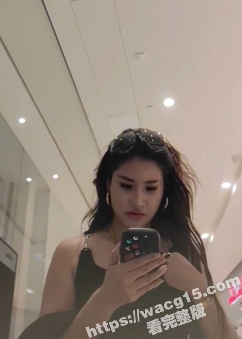 街头偷拍!超短裙混血小姐姐与闺蜜逛街 黑色丁字裤性感诱惑值拉满! - 51吃瓜网-51吃瓜网