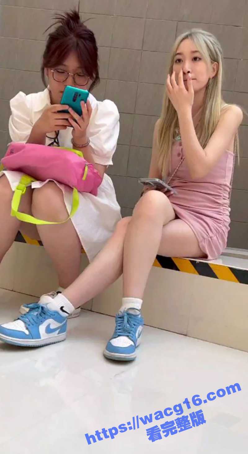 街拍大神偷拍粉色包臀裙美腿女神 玉腿笔直闪耀 内裤好像还是湿的 十分惹人垂涎！ - 51吃瓜网-51吃瓜网