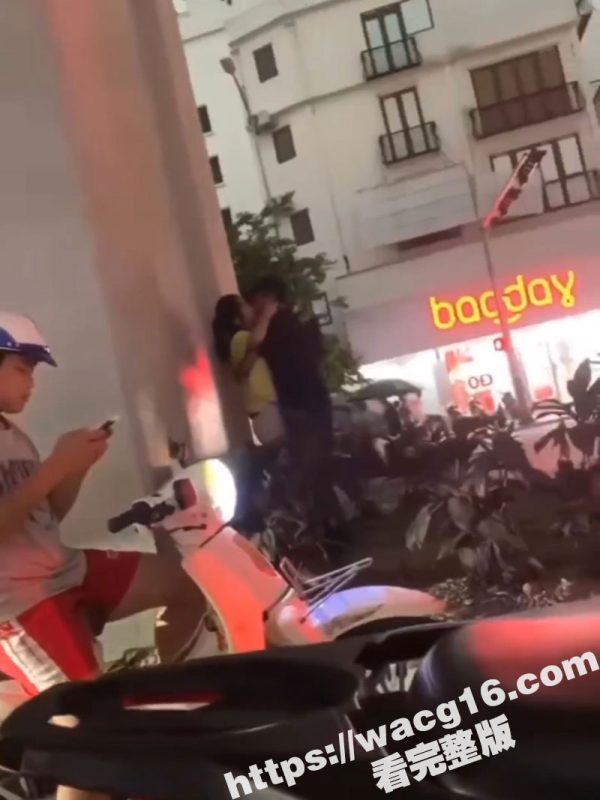 深夜桥下一对男女在人来人往的马路边行苟且之事 先是不停摸奶亲吻 后来更是直接脱下内裤准备从后插入！-51吃瓜网