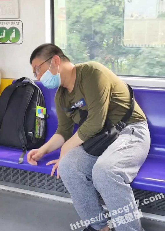 上海猥琐男地铁偷窥 清纯少女裙底春光被尽览 真他妈下流至极！-51吃瓜网