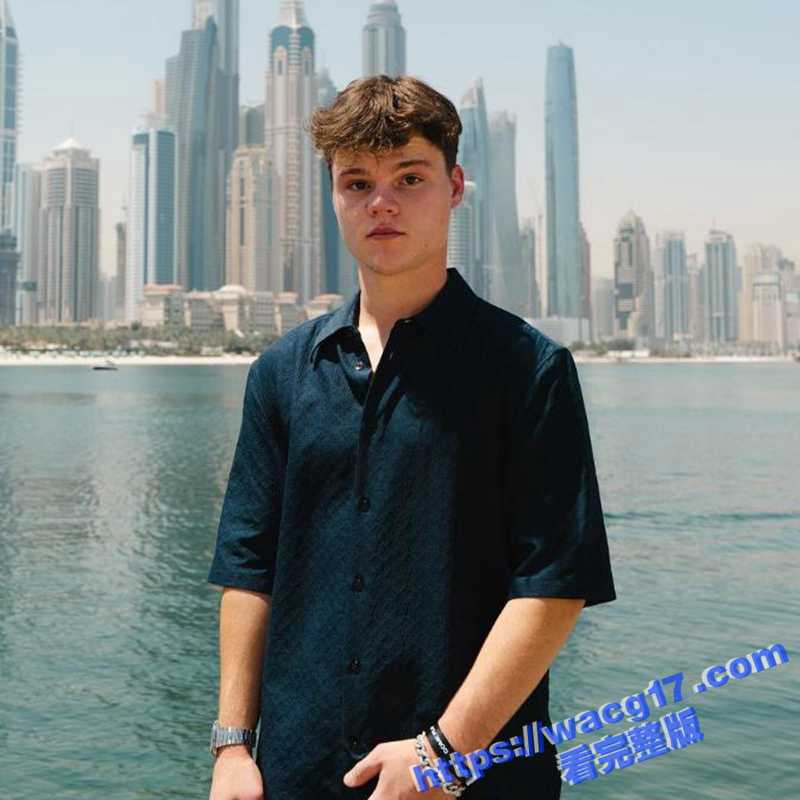 美国网红杰克·多尔蒂直播玩着手机飙车酿惨剧 豪车迈凯轮失控撞毁 好友头破血流 Kick平台紧急将其封禁！-51吃瓜网