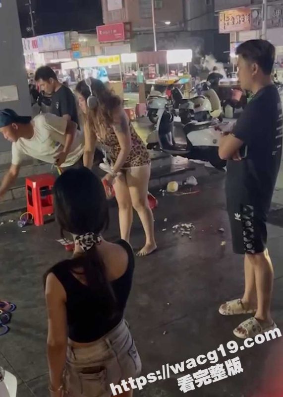 猎奇上新！淄博夜市骚娘一袒相呈！ 豹纹裙内真空出街 暴露淫荡私处和大肥臀！！！-51吃瓜网