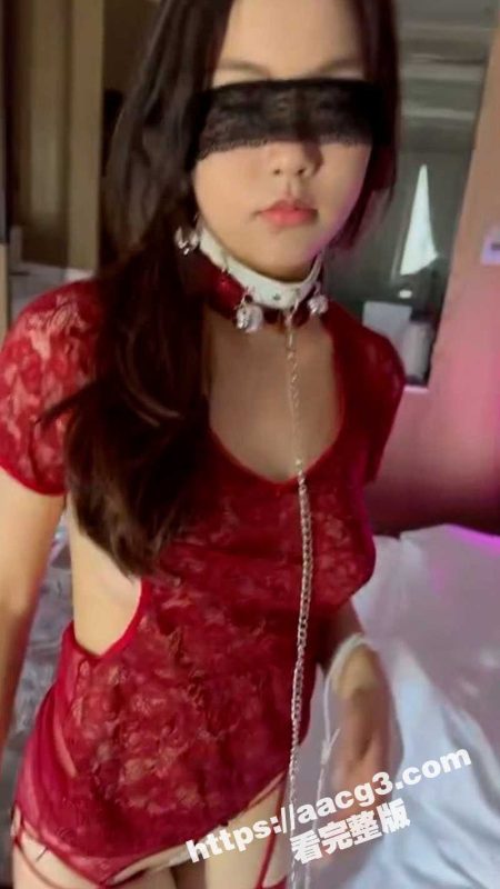 肥猪土豪包养的乖巧母狗戴上狗链 主动伸出舌头深喉吃下主人吐出的口水 一线天小穴刚插就满是水-51吃瓜网