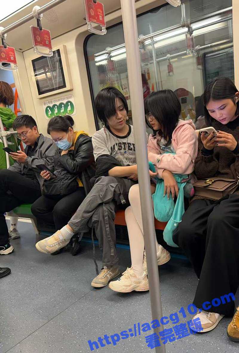 上海地铁7号线惊现刺激一幕 小情侣大胆抠逼 白裙眼镜妹娇喘连连 旁人竟毫无察觉 - 51吃瓜网-51吃瓜网