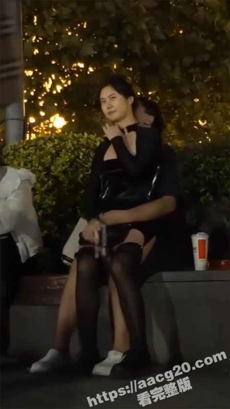 大神抄底偷拍 大胆小情侣街头露出 无内黑丝包臀裙 翘臀嫩穴清晰可见 这小母狗是真够骚的啊-51吃瓜网