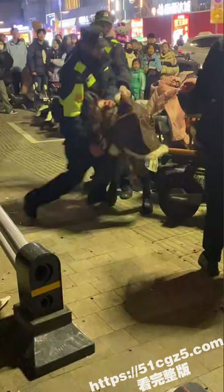 2025年第一刀客  陕西渭南临渭 吾悦广场 情侣吵架 小仙女用水果刀捅自己的老公现场视频！-51吃瓜网