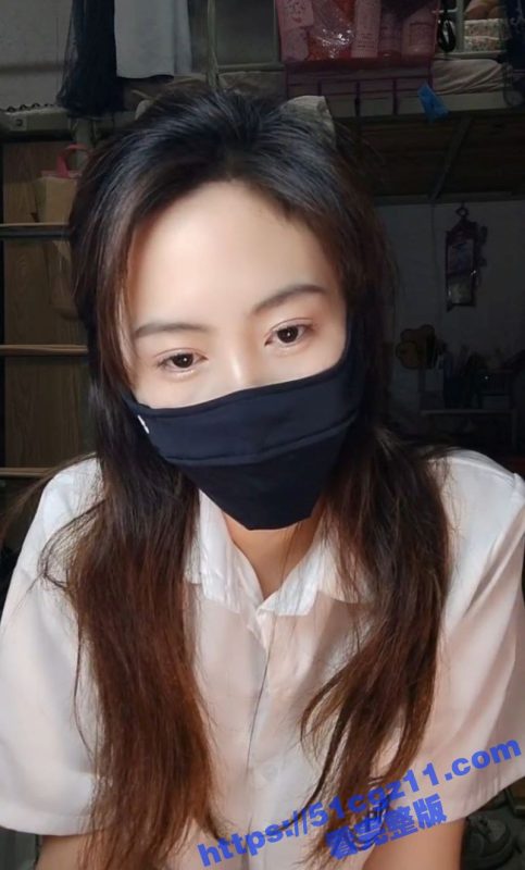 高颜值极品身材校花 在宿舍激情道具自慰 玲珑娇小嫩乳自豪的展示 带着口罩都掩盖不住惊艳的颜值！-51吃瓜网