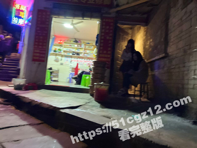 瓜友投稿 深夜街头200块钱十分钟的爱情 嫩妹云集令人眼花缭乱 含泪消费二百大洋！-51吃瓜网