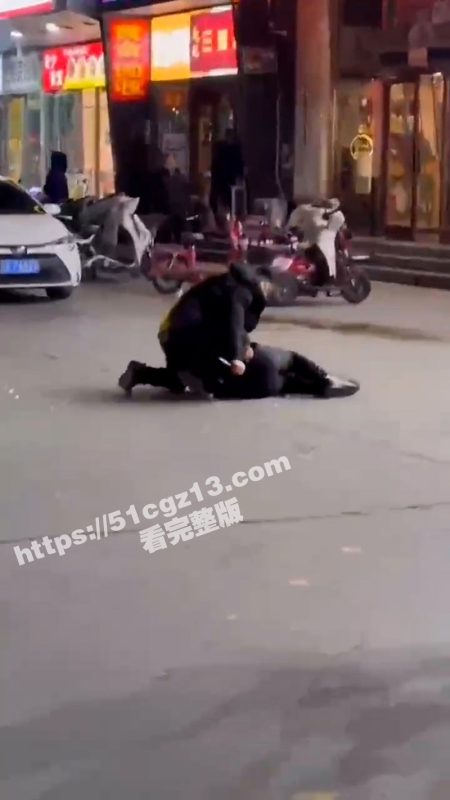 河北三河市上上城三季小区附近惊现绿帽刀客 罗某街头挥刀狂捅张某 刀刀毙命！-51吃瓜网