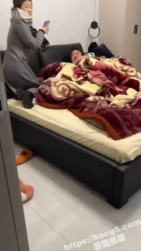 真实抓奸现场实拍 史上最理智的女主和舅哥 不停的追问小三是不是受害者！-51吃瓜网