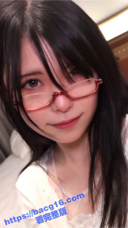 眼镜妹就是骚啊！光是这个表情就让你受不了 一看平时就没少磨练啊 跟魅魔一样像是个无法满足的容器-51吃瓜网