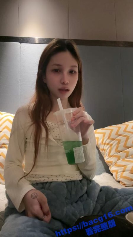 清纯白虎美女 酒店寂寞难耐直播自慰 张开修长黑丝美腿 双指熟练的猛扣骚穴 表情十分淫骚！-51吃瓜网