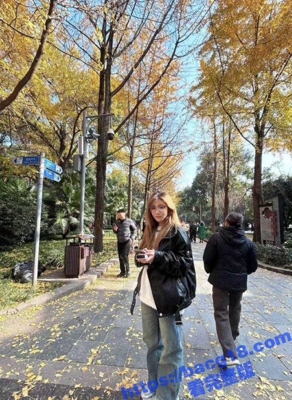 四川美术学院学生妹 王缇 裸聊视频曝光 巨乳肥臀的眼镜婊 揉胸诱惑金主爸爸！-51吃瓜网