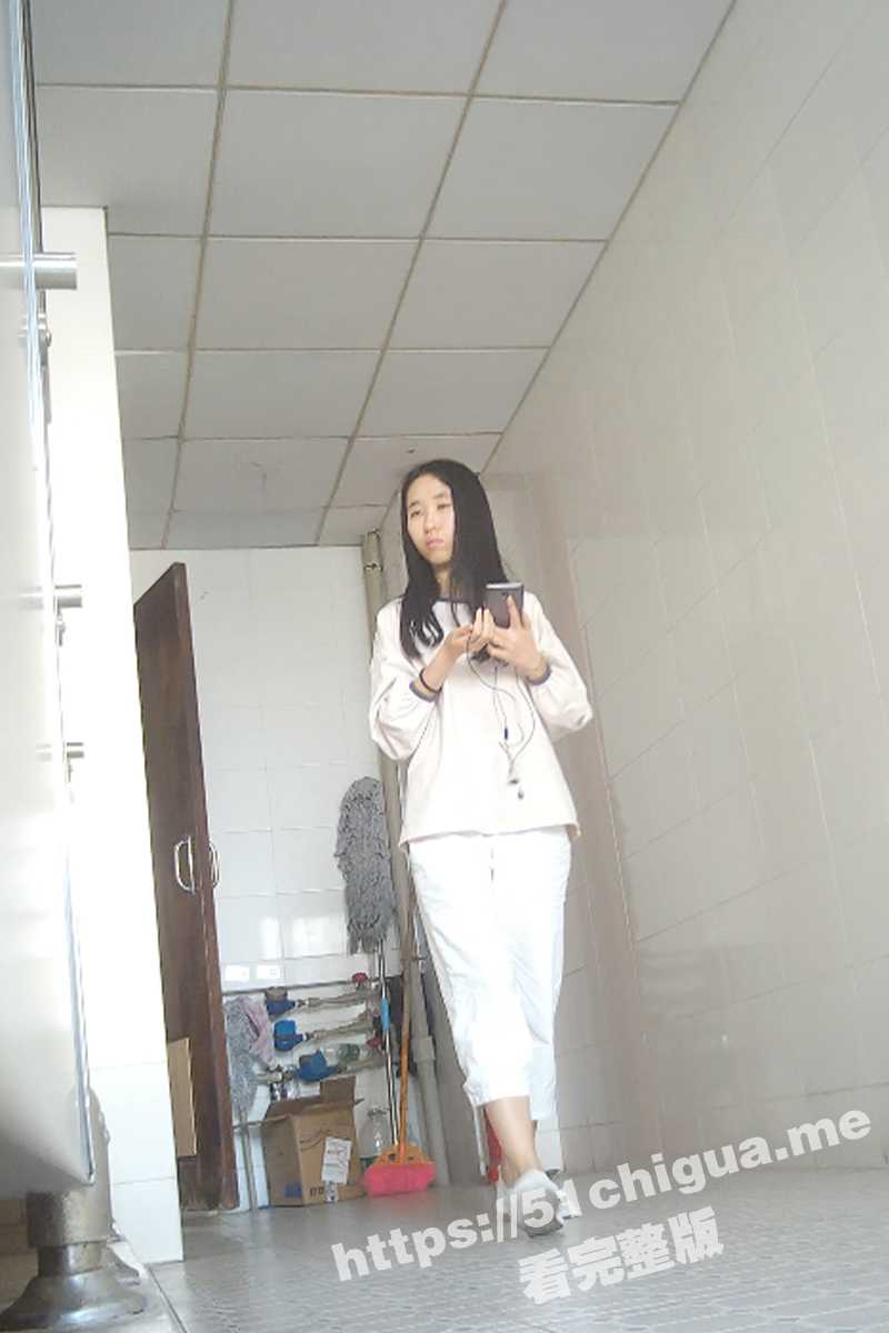 瓜友偷拍珍藏版！素颜清纯女神上厕所突然来了性欲 饥渴的拿手机看黄片 当场手淫高潮！ - 51吃瓜网-51吃瓜网