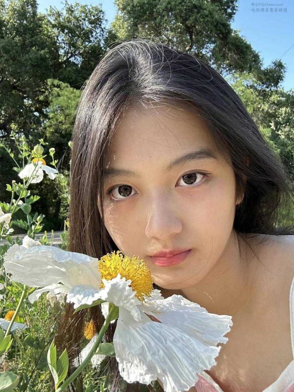 表妹爱上表哥 还在上大学的表妹 风情万种的样子和她含情脉脉的口交 简直就是人间尤物-51吃瓜网