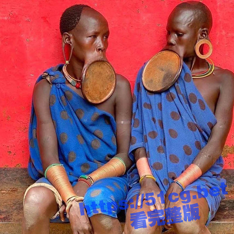 神奇的非洲！非洲小孩追着牛喝牛尿 张开嘴巴对着牛B就是猛嗦 那叫一个地道 绝了！-51吃瓜网