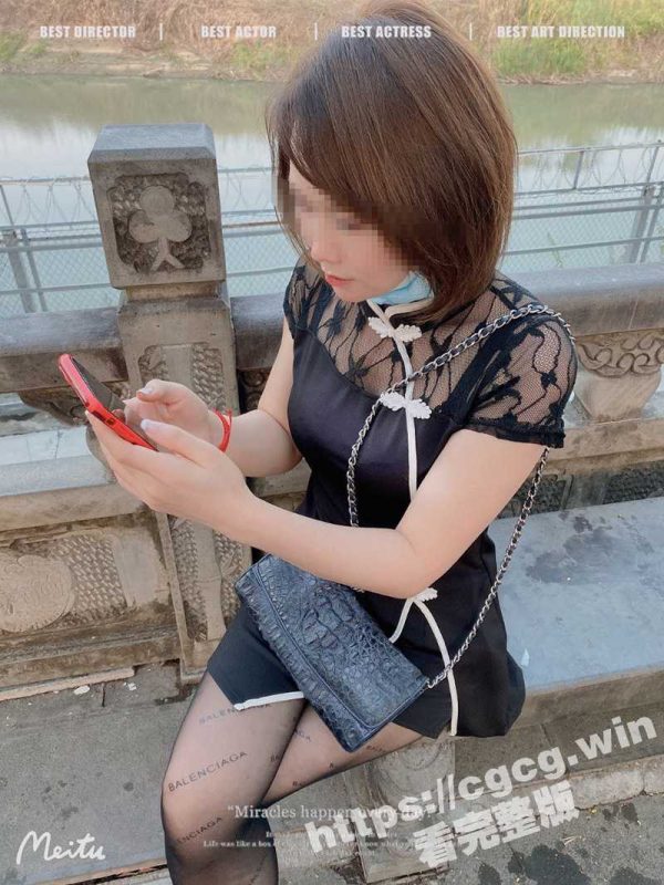 云南夜场少妇母狗 炎炎 第一次给了继父 在KTV出台被4个客人轮流插逼 被夹在中间双洞齐开！-51吃瓜网