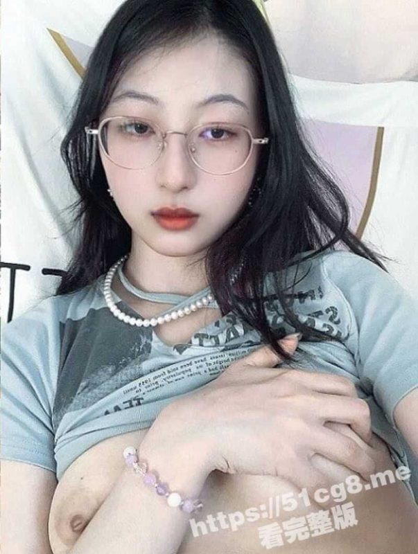 天上的飞机高 地上的眼睛骚！表面御姐范很文静的女大学生就爱吃鸡 化妆美颜和卸妆后判若两人-51吃瓜网