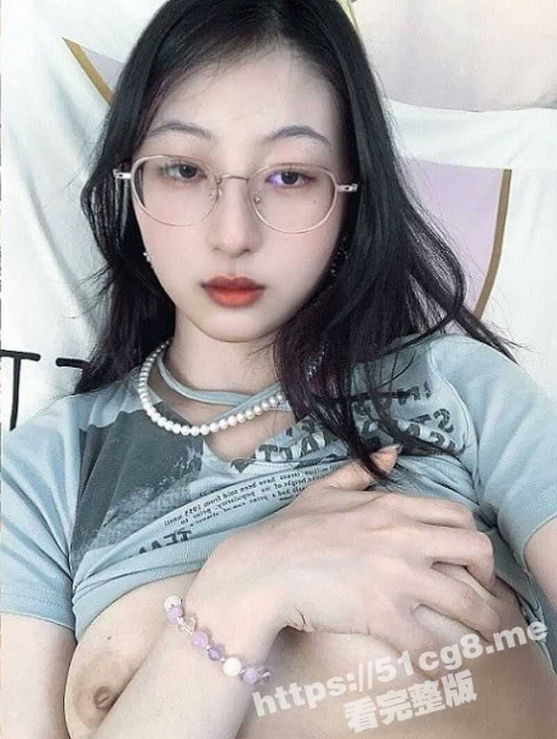 天上的飞机高 地上的眼睛骚！表面御姐范很文静的女大学生就爱吃鸡 化妆美颜和卸妆后判若两人 - 51吃瓜网-51吃瓜网